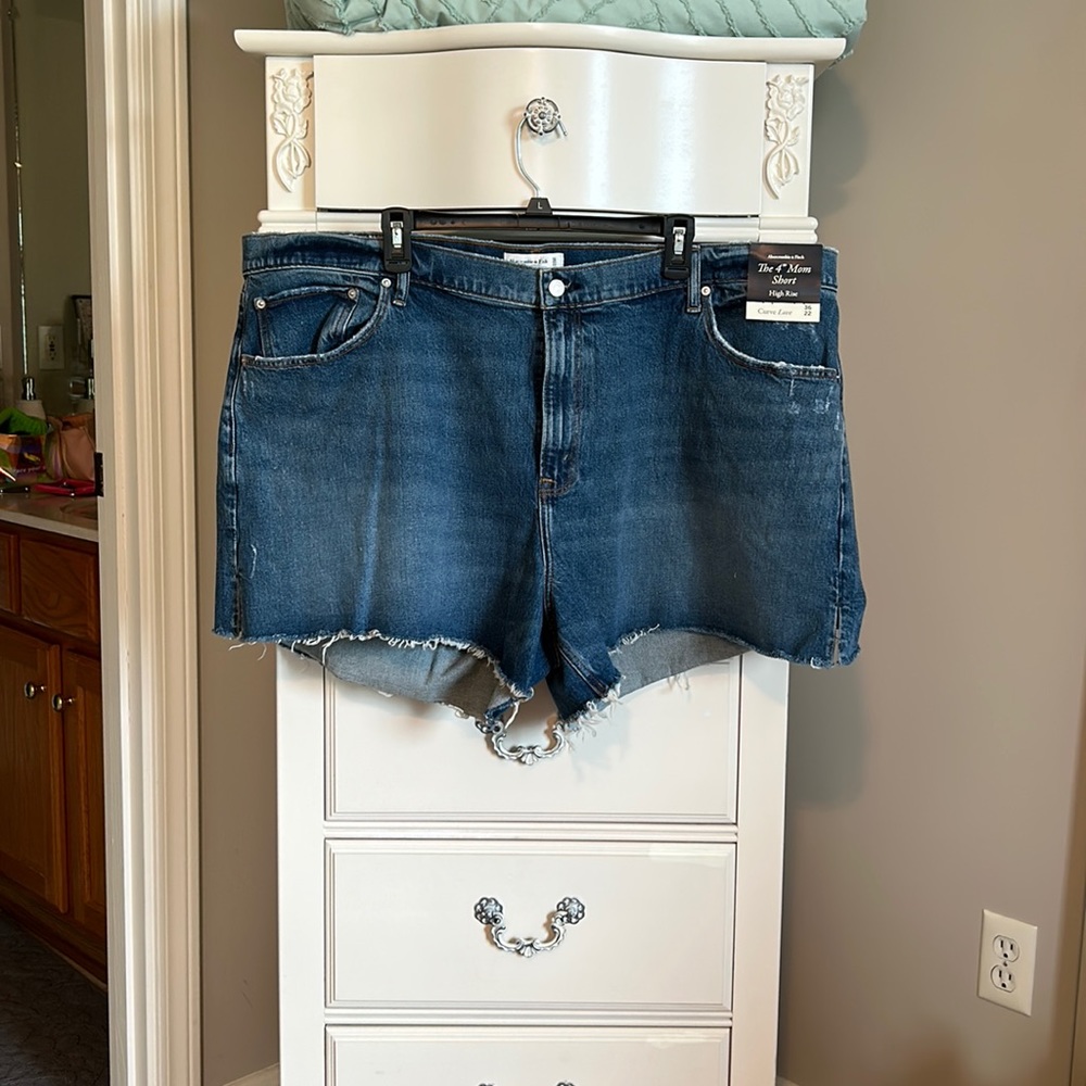 NWT Abercrombie & Fitch Short 4 inch Mom Short Curve Love